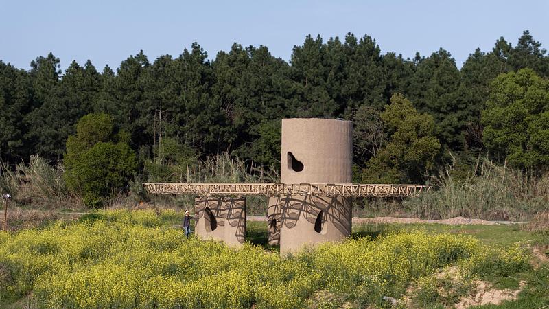 Press kit | 3808-01 - Press release | Wetland Caves: A Discovery Pavilion in the Longyou Wetlands - Studio 10 - Landscape Architecture - The concrete elements echo the textures of the ancient grottoes, revealing the subtle interplay between nature and the man-made. - Photo credit: Guowei Liu