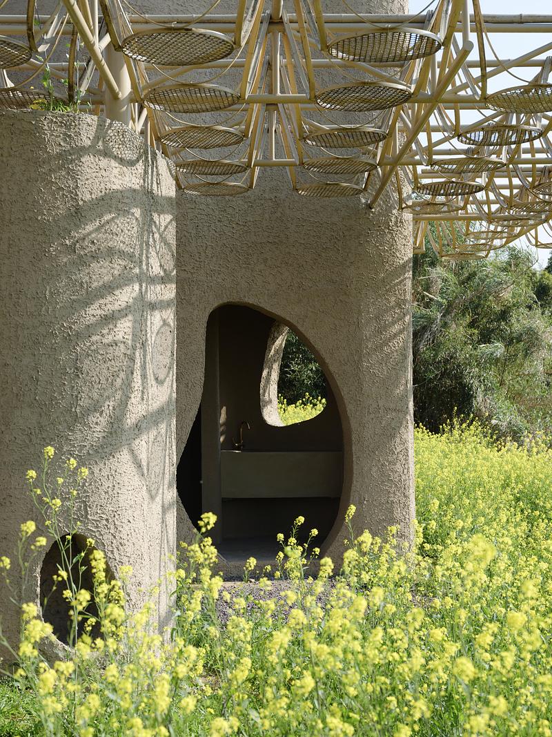 Press kit | 3808-01 - Press release | Wetland Caves: A Discovery Pavilion in the Longyou Wetlands - Studio 10 - Landscape Architecture - The columns accommodate waste collection, water access, poultry, and observation facilities. - Photo credit: Guowei Liu
