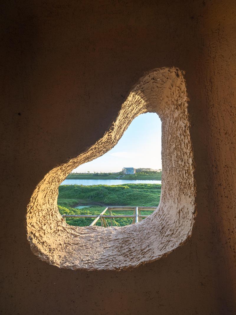 Press kit | 3808-01 - Press release | Wetland Caves: A Discovery Pavilion in the Longyou Wetlands - Studio 10 - Landscape Architecture - Voids freely expand within the columns, piercing the thick walls to form skylights and side windows, introducing ventilation, light, and views. - Photo credit: Chao Zhang