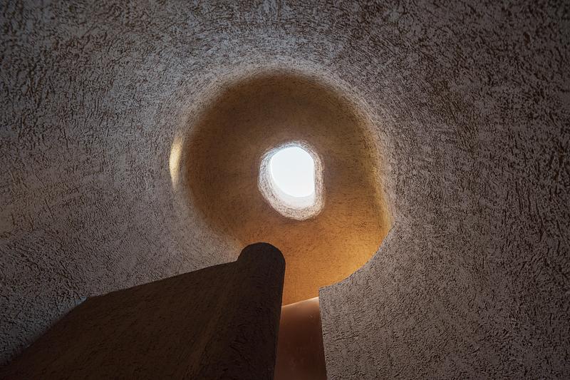 Press kit | 3808-01 - Press release | Wetland Caves: A Discovery Pavilion in the Longyou Wetlands - Studio 10 - Landscape Architecture - Voids freely expand within the columns, piercing the thick walls to form skylights and side windows, introducing ventilation, light, and views. - Photo credit: Chao Zhang