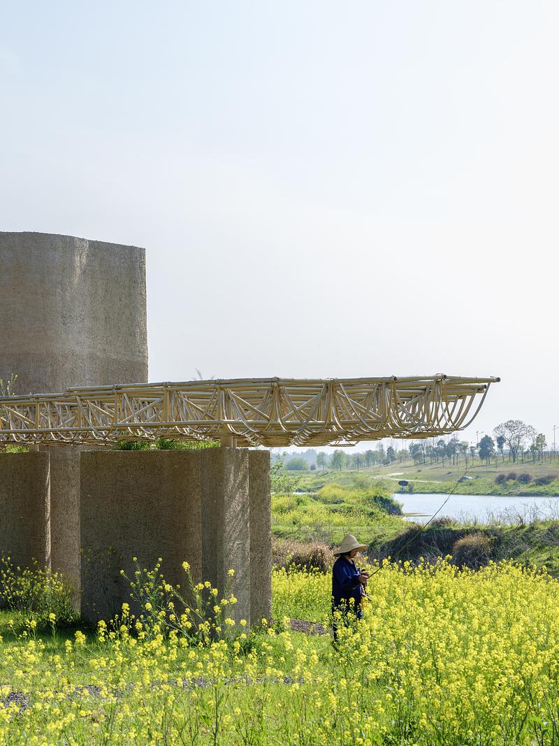 Press kit | 3808-01 - Press release | Wetland Caves: A Discovery Pavilion in the Longyou Wetlands - Studio 10 - Landscape Architecture - Planters are concealed at the top of the concrete pillars.  - Photo credit: Guowei Liu