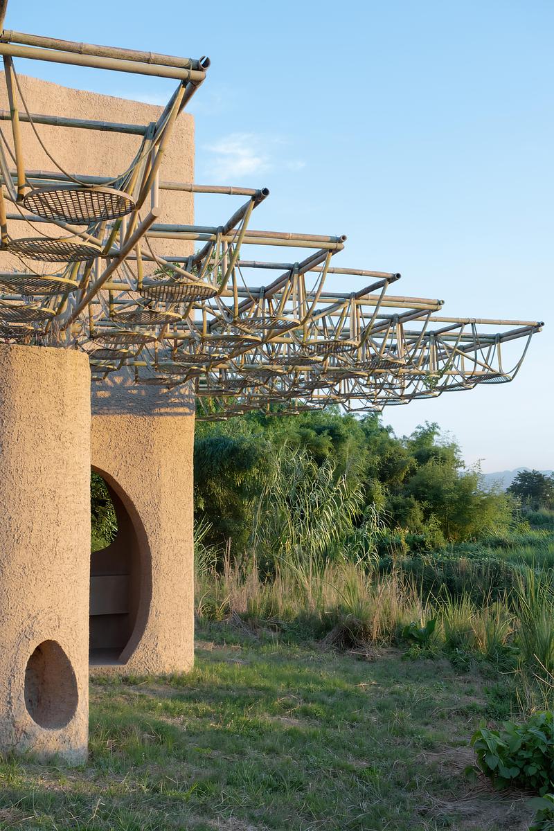 Press kit | 3808-01 - Press release | Wetland Caves: A Discovery Pavilion in the Longyou Wetlands - Studio 10 - Landscape Architecture - Planters are concealed at the top of the concrete pillars.  - Photo credit: Chao Zhang