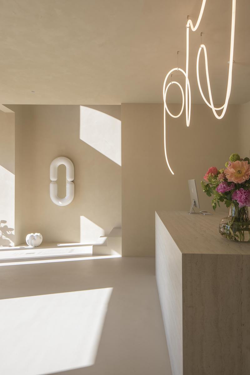 Dossier de presse | 5356-08 - Communiqué de presse | Peaches_beauty salon - destilat Design Studio - Design d’intérieur commercial - entrance - Crédit photo : Monika Nguyen