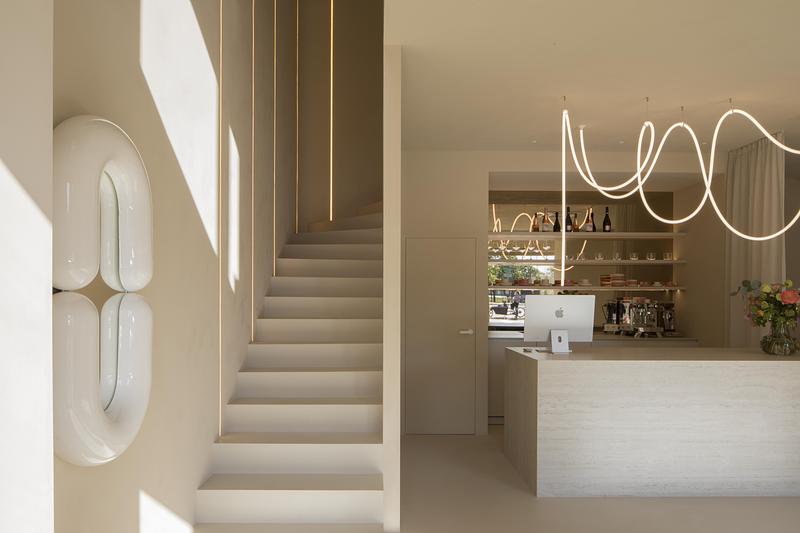 Dossier de presse | 5356-08 - Communiqué de presse | Peaches_beauty salon - destilat Design Studio - Design d’intérieur commercial - entrance area - Crédit photo : Monika Nguyen