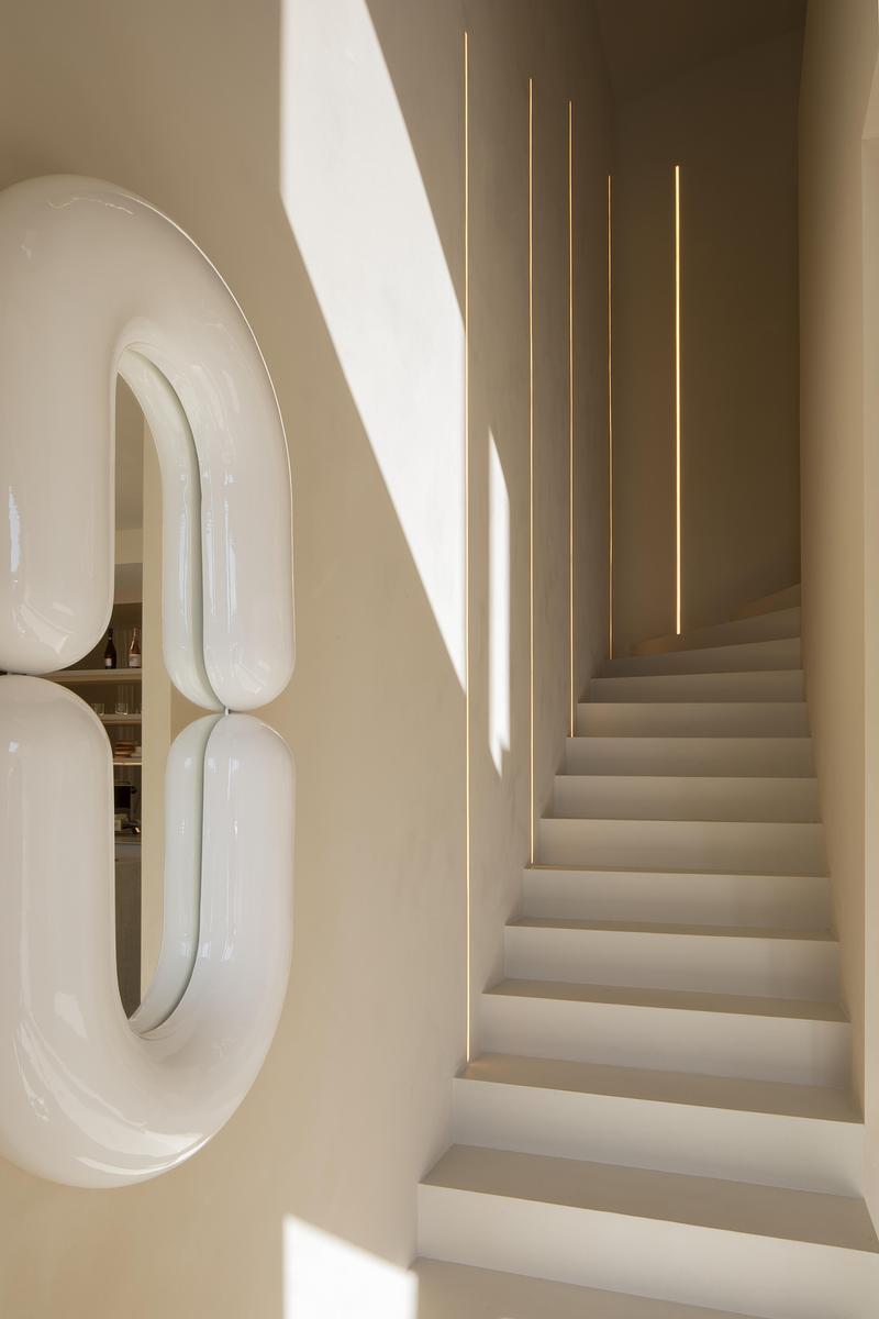 Dossier de presse | 5356-08 - Communiqué de presse | Peaches_beauty salon - destilat Design Studio - Design d’intérieur commercial - staircase - Crédit photo : Monika Nguyen