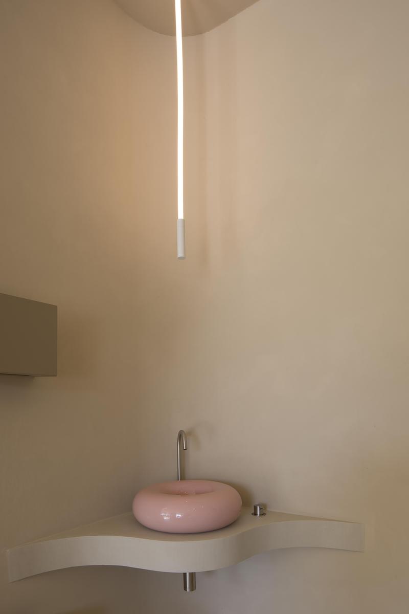 Dossier de presse | 5356-08 - Communiqué de presse | Peaches_beauty salon - destilat Design Studio - Design d’intérieur commercial - restroom - Crédit photo : Monika Nguyen