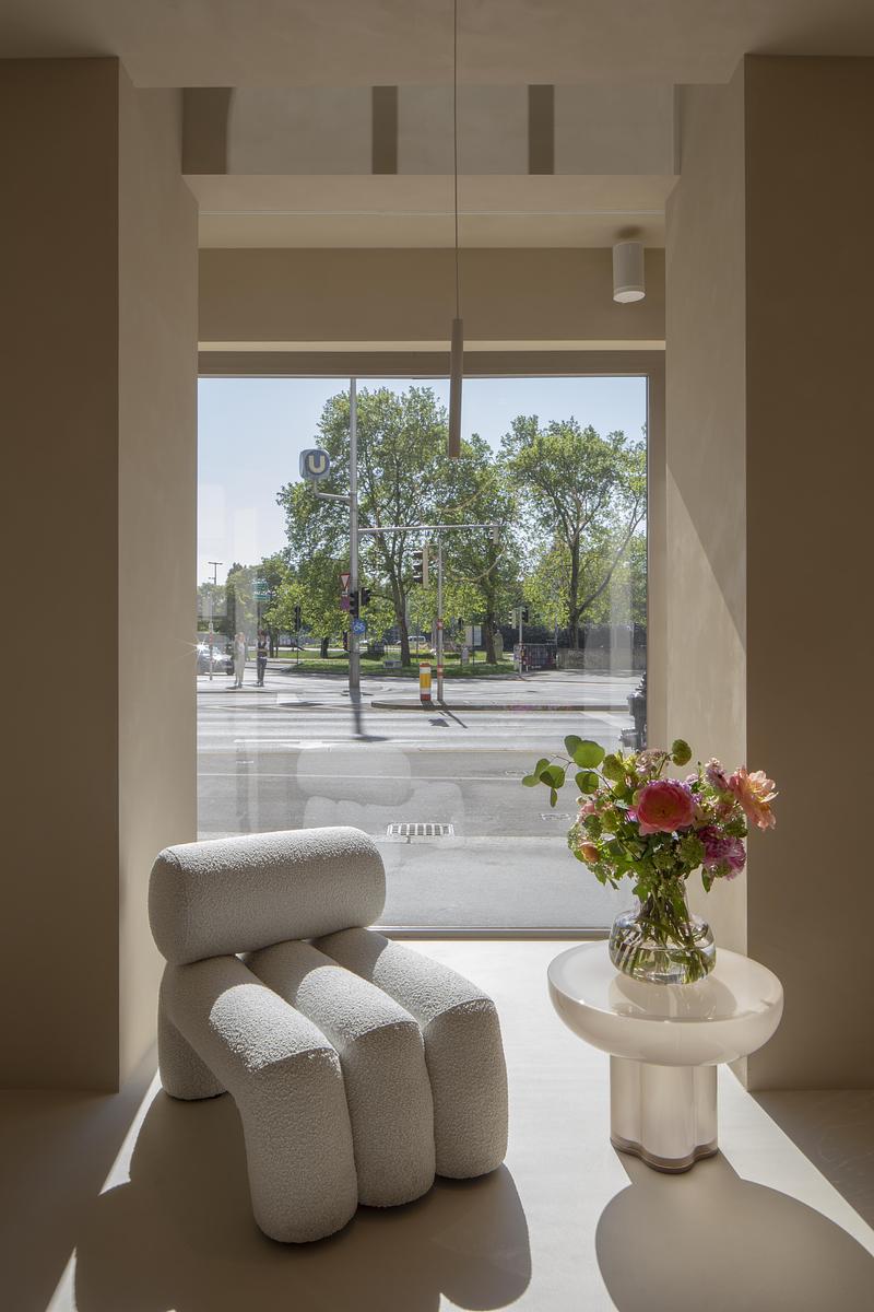 Dossier de presse | 5356-08 - Communiqué de presse | Peaches_beauty salon - destilat Design Studio - Design d’intérieur commercial - waiting area - Crédit photo : Monika Nguyen