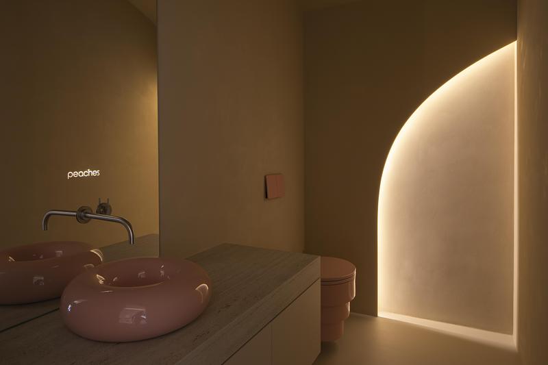 Dossier de presse | 5356-08 - Communiqué de presse | Peaches_beauty salon - destilat Design Studio - Design d’intérieur commercial - restroom - Crédit photo : Monika Nguyen