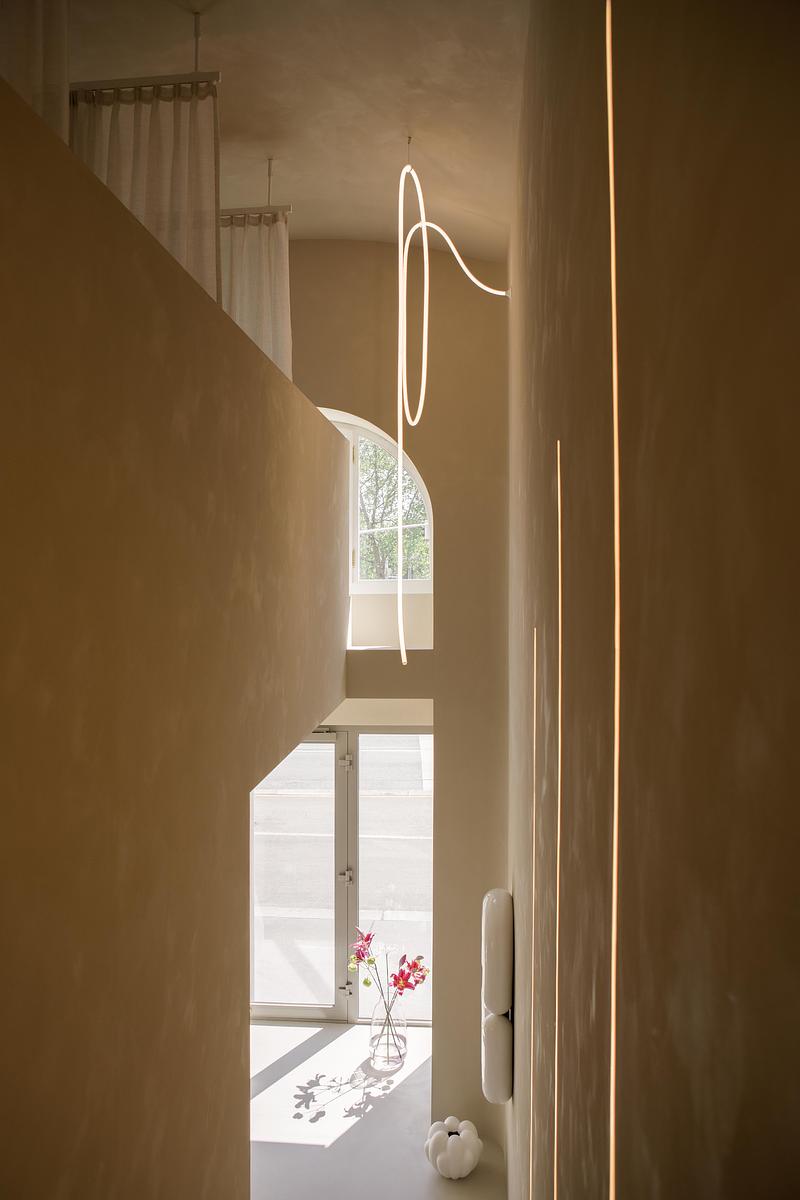 Dossier de presse | 5356-08 - Communiqué de presse | Peaches_beauty salon - destilat Design Studio - Design d’intérieur commercial - staircase - Crédit photo : Monika Nguyen