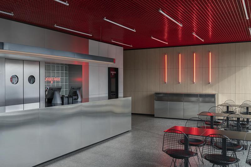 Dossier de presse | 4232-24 - Communiqué de presse | Un diner contemporain comme système spatial - Didea - Architecture commerciale -  La salle est définie par une palette sobre d'acier inoxydable, de bois naturel et d'une trame de plafond rouge qui imprime son rythme à l'espace  - Crédit photo : Paolo Riolzi