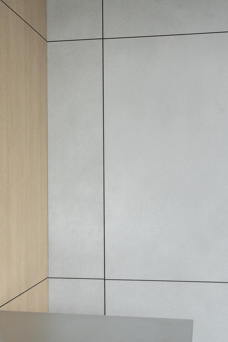 Dossier de presse | 4232-24 - Communiqué de presse | Un diner contemporain comme système spatial - Didea - Architecture commerciale -  Le bois naturel et les grands panneaux gris composent un dialogue de matières tout en équilibre, où la chaleur répond à une esthétique industrielle maîtrisée  - Crédit photo : Paolo Riolzi