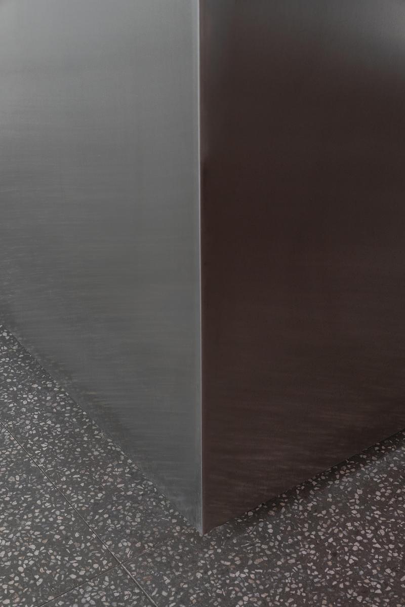 Dossier de presse | 4232-24 - Communiqué de presse | Un diner contemporain comme système spatial - Didea - Architecture commerciale - L'acier inoxydable brossé capte la lumière par de subtiles variations, révélant toute la qualité tactile du matériau - Crédit photo : Paolo Riolzi