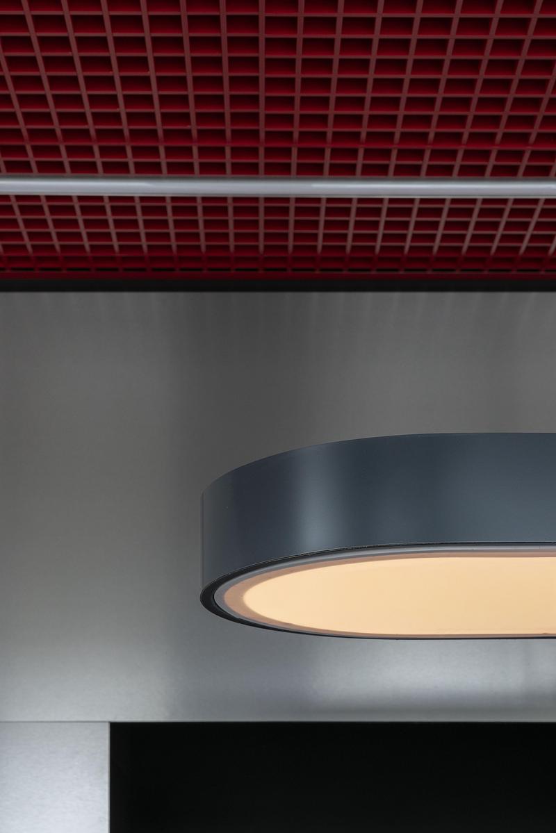 Dossier de presse | 4232-24 - Communiqué de presse | Un diner contemporain comme système spatial - Didea - Architecture commerciale - Le luminaire linéaire suspendu accompagne toute la longueur du comptoir et en souligne la présence dans l'espace - Crédit photo : Paolo Riolzi
