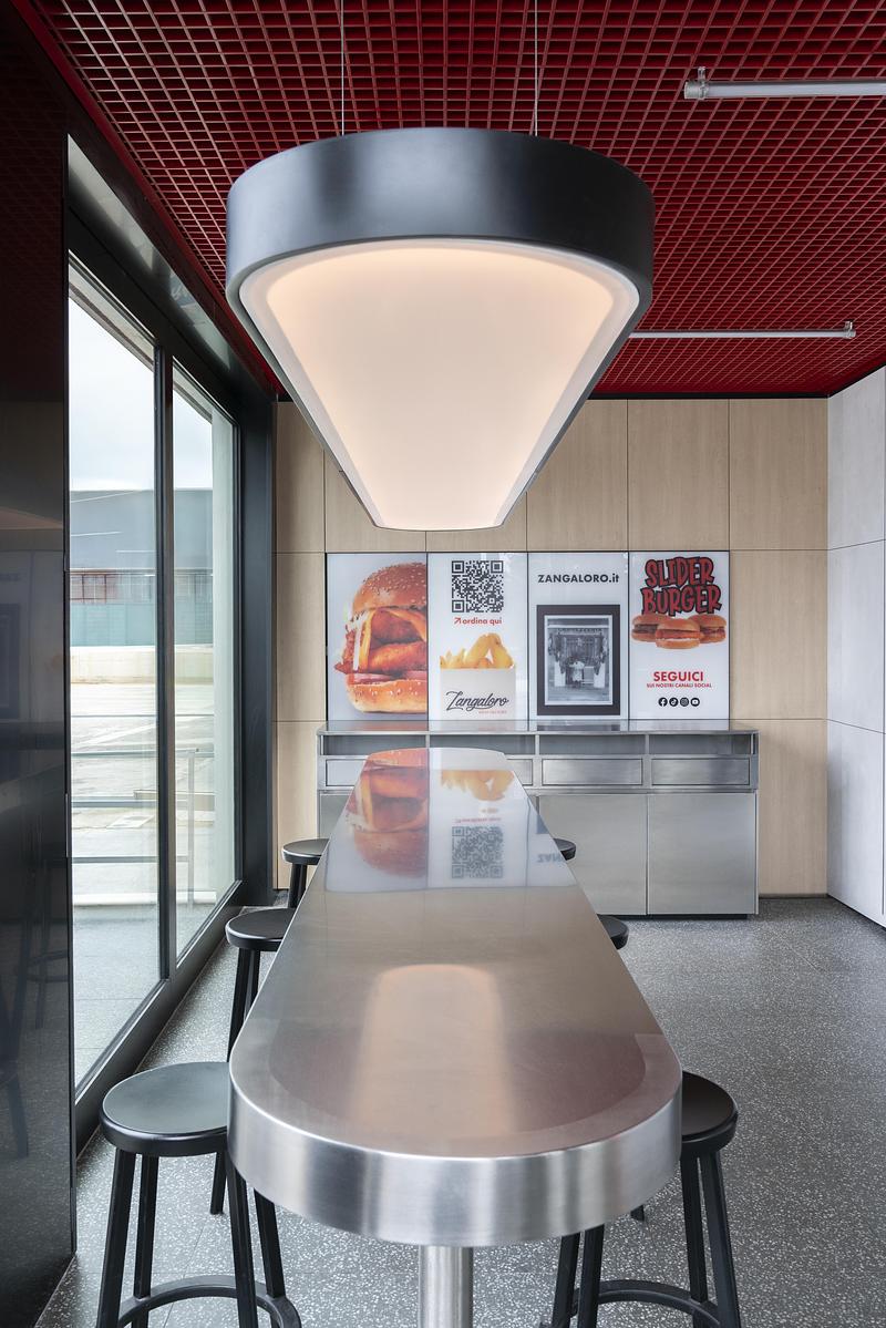Dossier de presse | 4232-24 - Communiqué de presse | Un diner contemporain comme système spatial - Didea - Architecture commerciale -  La signalétique intégrée, le mobilier sur mesure et une palette de matériaux maîtrisée contribuent à une identité architecturale cohérente  - Crédit photo : Paolo Riolzi