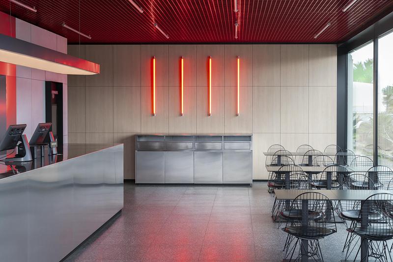 Dossier de presse | 4232-24 - Communiqué de presse | Un diner contemporain comme système spatial - Didea - Architecture commerciale -  La lumière naturelle, le bois et l'acier inoxydable composent une atmosphère à la fois précise et accueillante  - Crédit photo : Paolo Riolzi