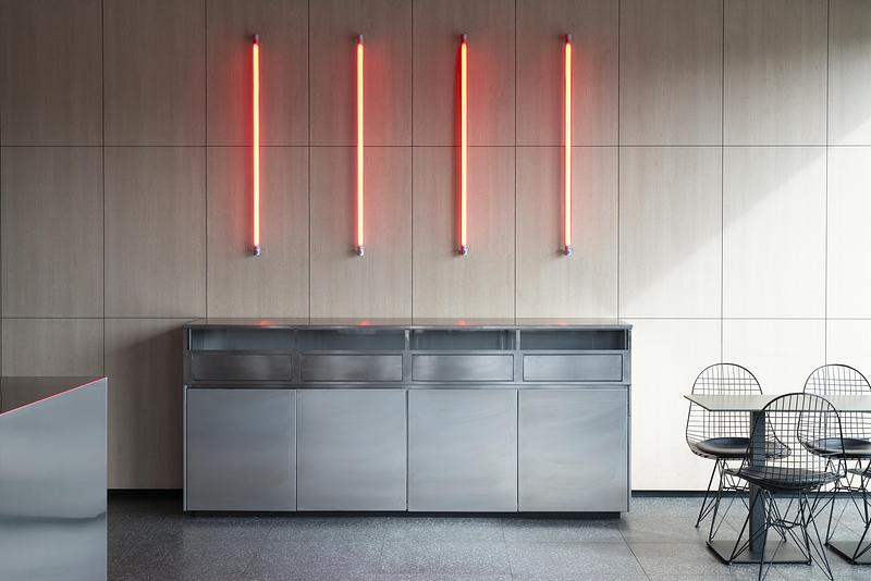 Dossier de presse | 4232-24 - Communiqué de presse | Un diner contemporain comme système spatial - Didea - Architecture commerciale -  Au fil de la journée, la lumière révèle la profondeur et les textures de la palette de matériaux  - Crédit photo : Paolo Riolzi