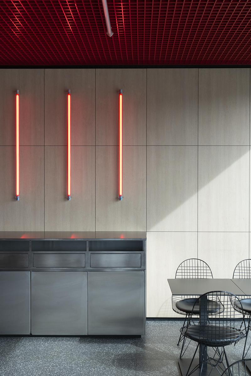 Dossier de presse | 4232-24 - Communiqué de presse | Un diner contemporain comme système spatial - Didea - Architecture commerciale - La salle équilibre ouverture et ordre grâce à une composition mesurée de lumière, de matières et de couleurs   - Crédit photo : Paolo Riolzi