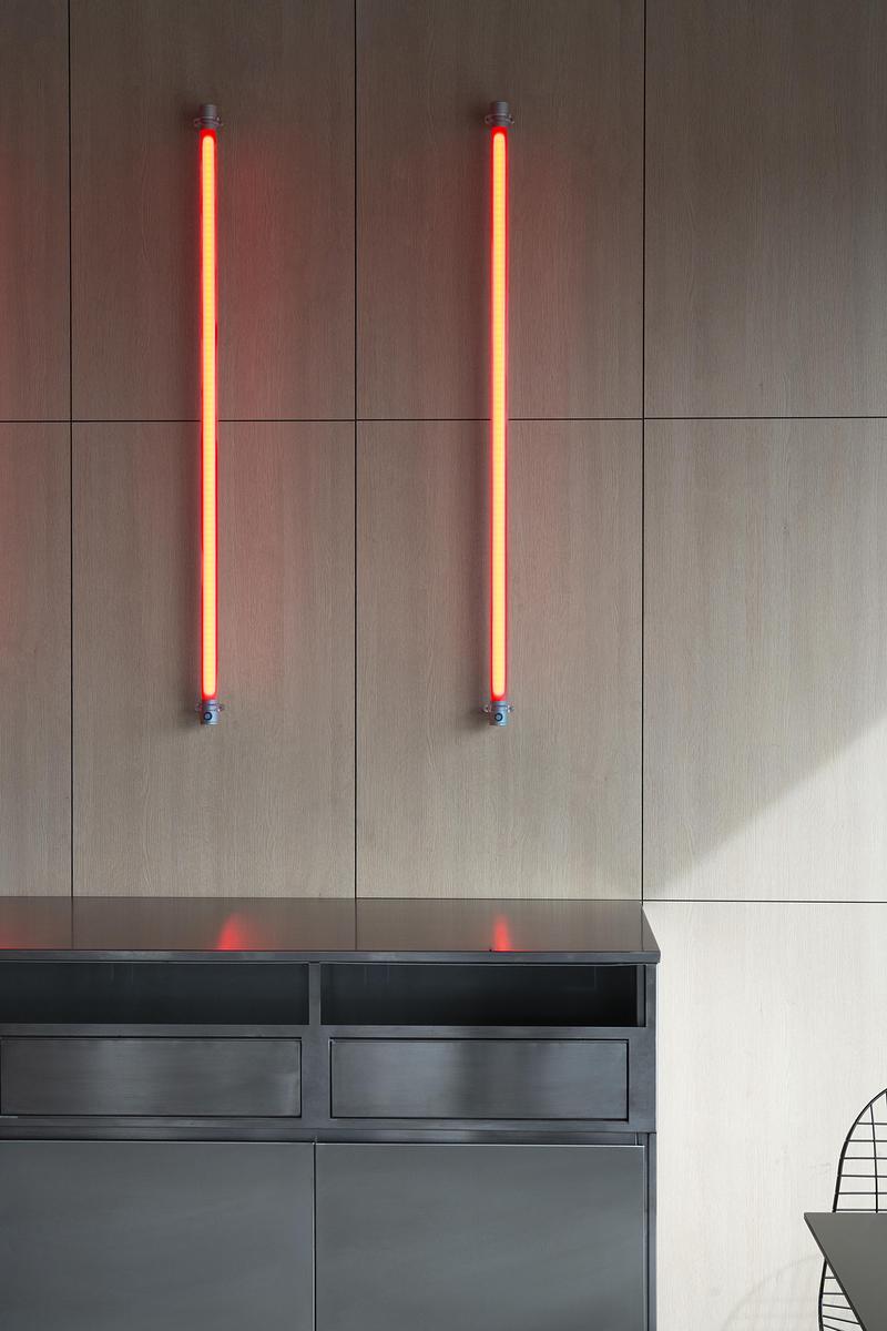 Dossier de presse | 4232-24 - Communiqué de presse | Un diner contemporain comme système spatial - Didea - Architecture commerciale - La salle équilibre ouverture et ordre grâce à une composition mesurée de lumière, de matières et de couleurs - Crédit photo : Paolo Riolzi