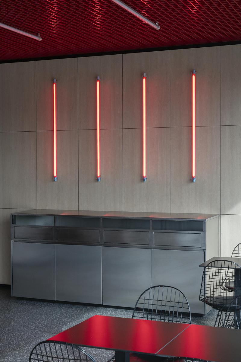 Dossier de presse | 4232-24 - Communiqué de presse | Un diner contemporain comme système spatial - Didea - Architecture commerciale - La lumière, l'acier inoxydable et le bois composent un intérieur où efficacité et qualité spatiale participent pleinement à l'expérience du lieu - Crédit photo : Paolo Riolzi