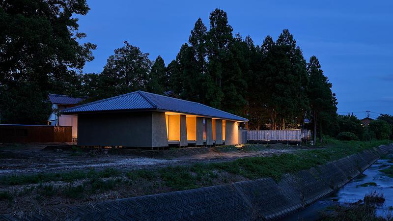 Press kit | 7919-01 - Press release | Né Wins Architecture + Environment by Public Vote at the Architizer A+Awards 2026 - Ahead of the Curve Inc. - Commercial Architecture - The auberge seen across the grounds at dusk. - Photo credit: Hiroki Kawata