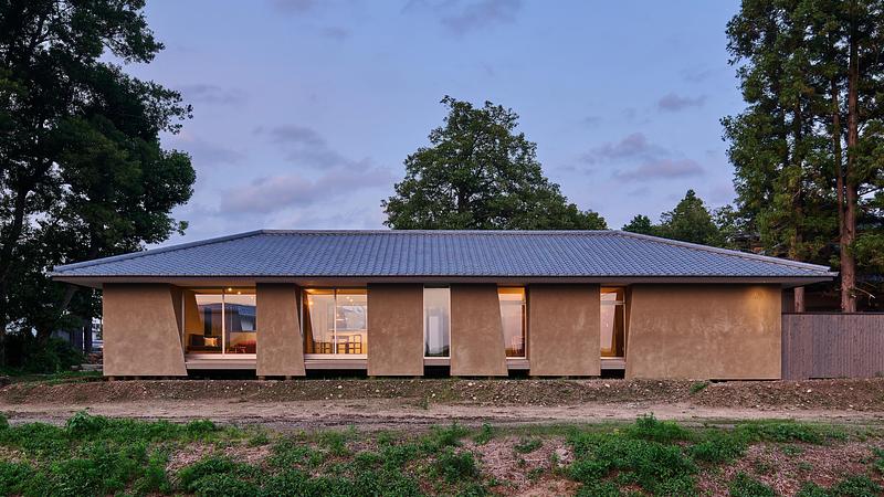 Press kit | 7919-01 - Press release | Né Wins Architecture + Environment by Public Vote at the Architizer A+Awards 2026 - Ahead of the Curve Inc. - Commercial Architecture - The auberge at dusk, its windows lit above the lawn. - Photo credit: Hiroki Kawata