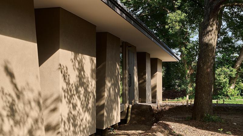 Press kit | 7919-01 - Press release | Né Wins Architecture + Environment by Public Vote at the Architizer A+Awards 2026 - Ahead of the Curve Inc. - Commercial Architecture - The earthen wall, made from soil excavated on site and fermented for more than six months. - Photo credit: Hiroki Kawata