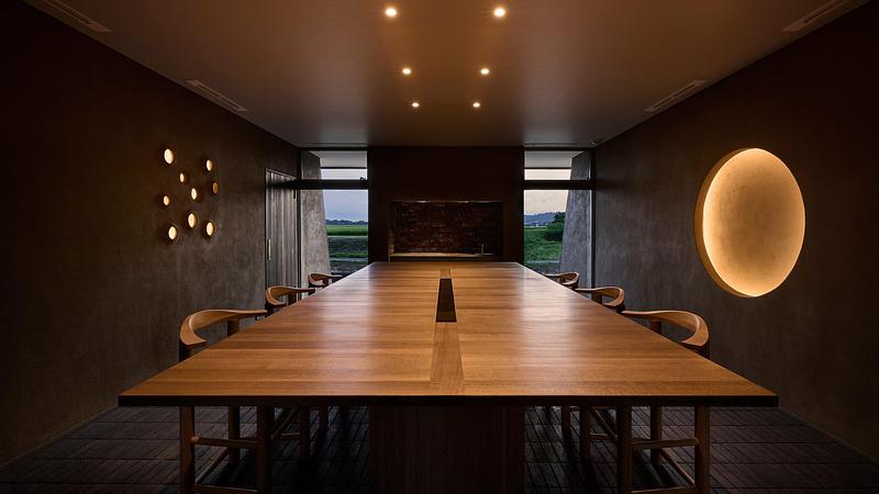 Press kit | 7919-01 - Press release | Né Wins Architecture + Environment by Public Vote at the Architizer A+Awards 2026 - Ahead of the Curve Inc. - Commercial Architecture - The eight-seat counter, where chef Makoto Fuse serves a thirteen-course menu. - Photo credit: Hiroki Kawata