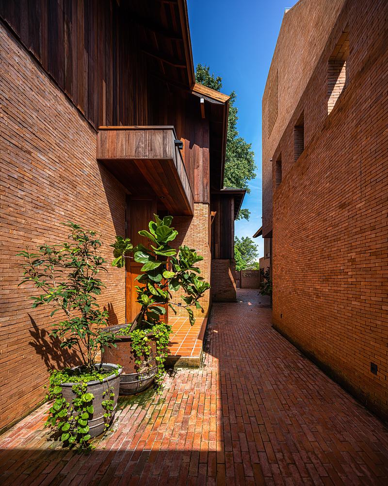Press kit | 7909-01 - Press release | Athita Pool Villa and Spa - Studio Miti - Commercial Architecture - Alley - Photo credit: Spaceshift Studio