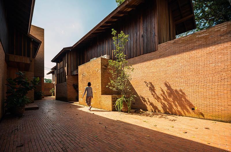 Press kit | 7909-01 - Press release | Athita Pool Villa and Spa - Studio Miti - Commercial Architecture - Alley - Photo credit: Spaceshift Studio