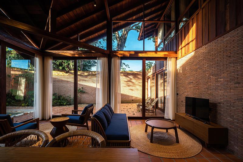 Press kit | 7909-01 - Press release | Athita Pool Villa and Spa - Studio Miti - Commercial Architecture - Living area - Photo credit: Spaceshift Studio