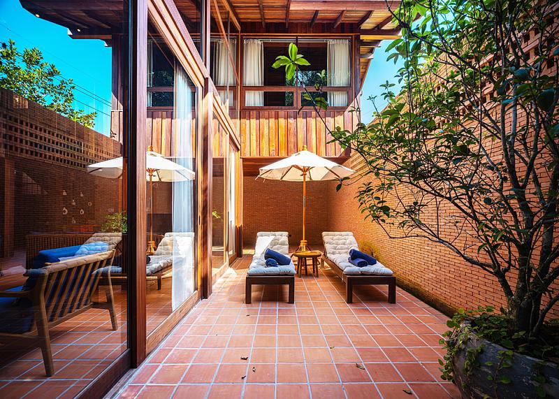 Press kit | 7909-01 - Press release | Athita Pool Villa and Spa - Studio Miti - Commercial Architecture - Terrace - Photo credit: Spaceshift Studio
