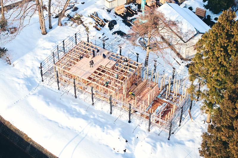 Press kit | 7919-01 - Press release | Né Wins Architecture + Environment by Public Vote at the Architizer A+Awards 2026 - Ahead of the Curve Inc. - Commercial Architecture - Aerial view of the building under construction on the grounds. - Photo credit: Hiroki Kawata