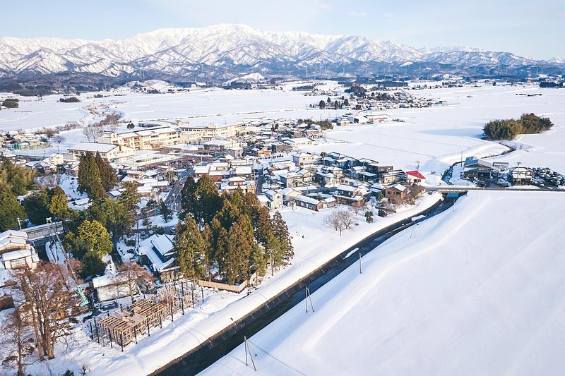 Press kit | 7919-01 - Press release | Né Wins Architecture + Environment by Public Vote at the Architizer A+Awards 2026 - Ahead of the Curve Inc. - Commercial Architecture - Aerial view of the site and grounds under snow. - Photo credit: Hiroki Kawata