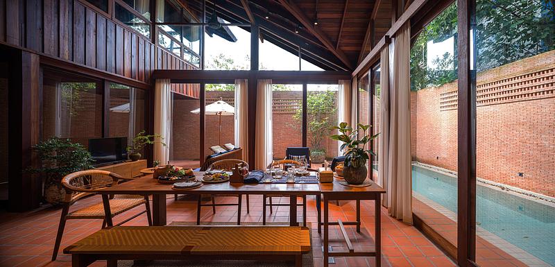 Press kit | 7909-01 - Press release | Athita Pool Villa and Spa - Studio Miti - Commercial Architecture - Dining area - Photo credit: Spaceshift Studio