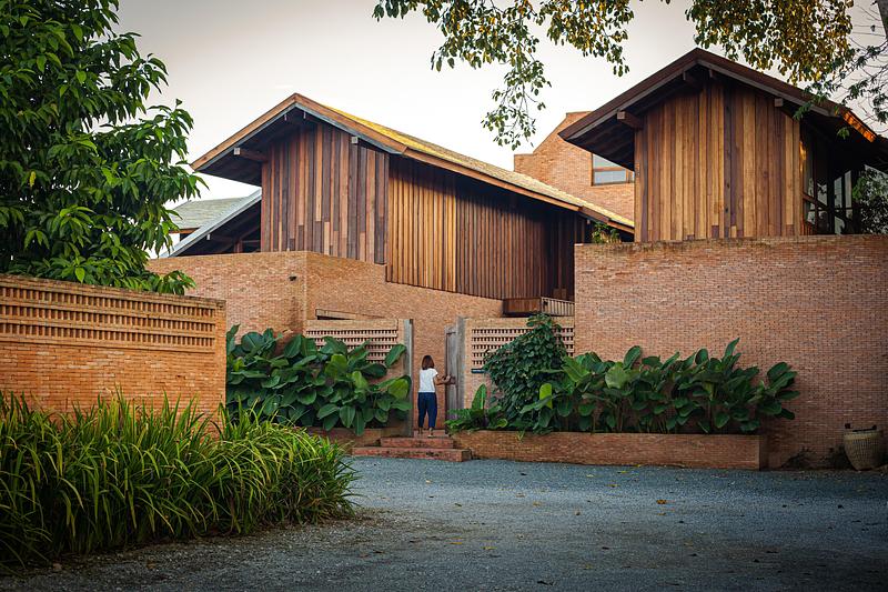 Press kit | 7909-01 - Press release | Athita Pool Villa and Spa - Studio Miti - Commercial Architecture - Entrance Villa - Photo credit: Spaceshift Studio