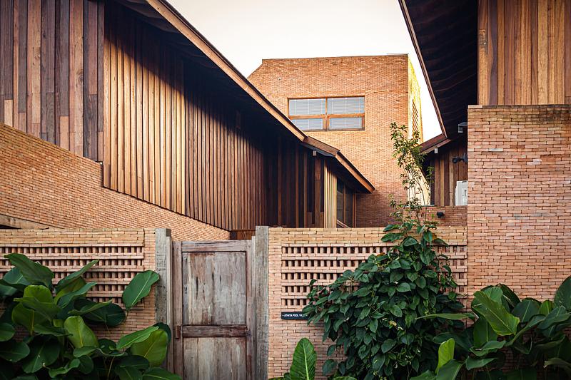 Press kit | 7909-01 - Press release | Athita Pool Villa and Spa - Studio Miti - Commercial Architecture - Entrance Villa - Photo credit: Spaceshift Studio