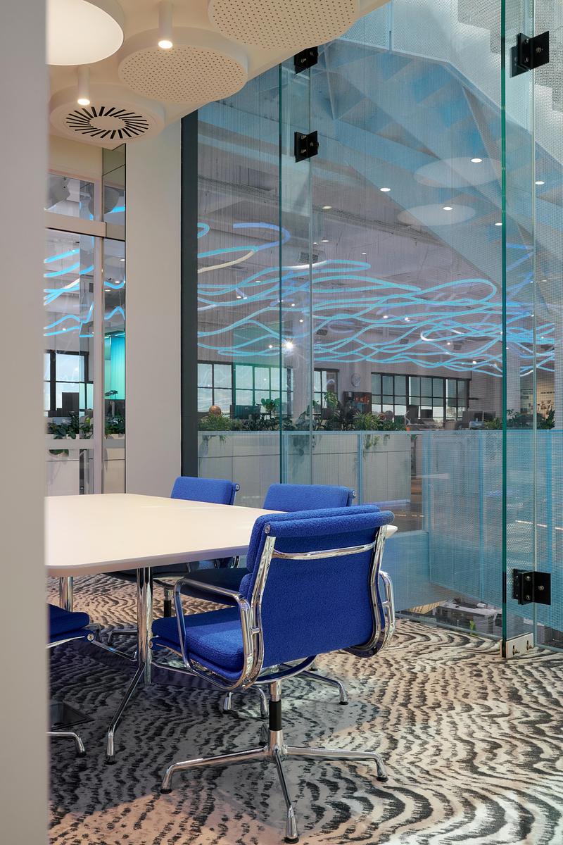 Press kit | 7918-01 - Press release | Harry the Hirer Headquarters - RCA Studio - Commercial Interior Design - Meeting Room - Photo credit: Veeral Patel