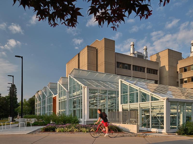 Press kit | 3405-06 - Press release | McMaster University Life Sciences Building and Greenhouse - Moriyama Teshima Architects - Institutional Architecture - Moriyama Teshima Architects – McMaster University Life Sciences Building and Greenhouse - Photo credit: Riley Snelling