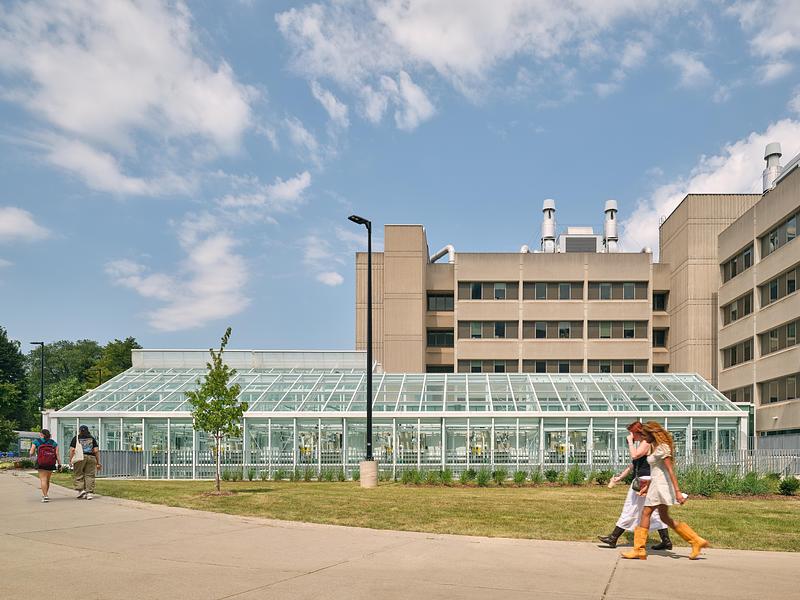 Press kit | 3405-06 - Press release | McMaster University Life Sciences Building and Greenhouse - Moriyama Teshima Architects - Institutional Architecture - Moriyama Teshima Architects – McMaster University Life Sciences Building and Greenhouse - Photo credit: Riley Snelling