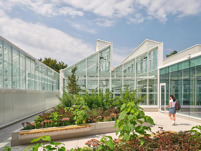Press kit | 3405-06 - Press release | McMaster University Life Sciences Building and Greenhouse - Moriyama Teshima Architects - Institutional Architecture - Moriyama Teshima Architects – McMaster University Life Sciences Building and Greenhouse - Photo credit: Riley Snelling