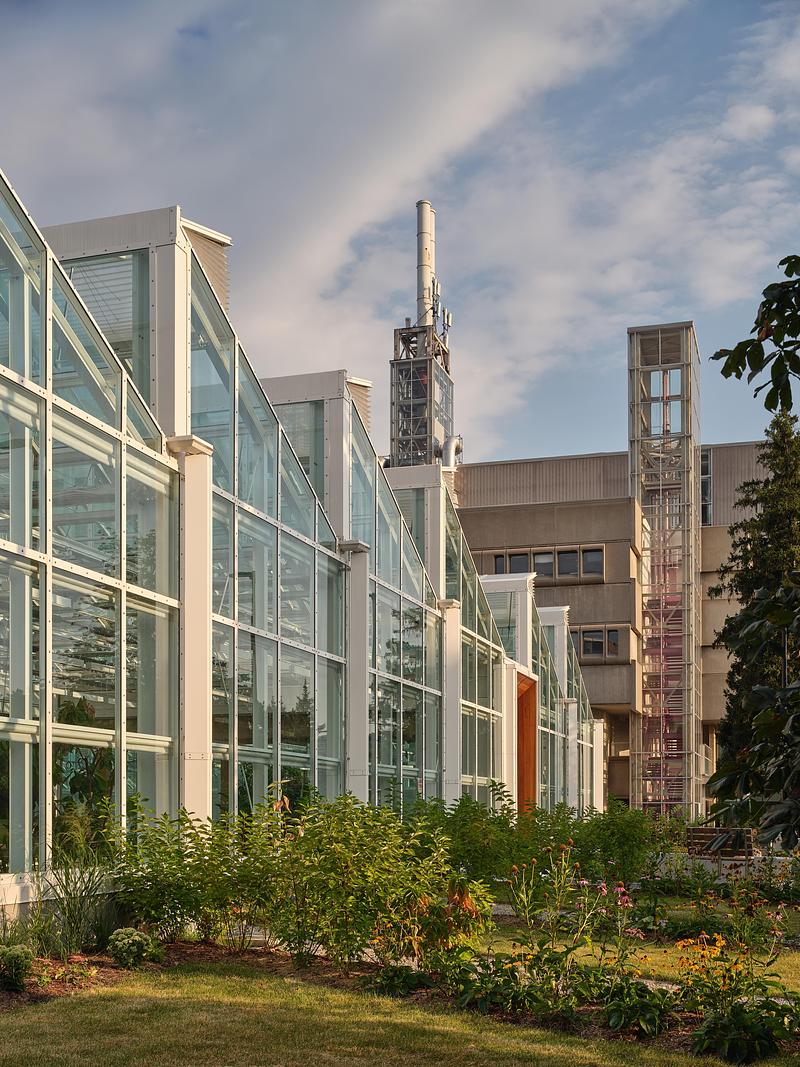 Press kit | 3405-06 - Press release | McMaster University Life Sciences Building and Greenhouse - Moriyama Teshima Architects - Institutional Architecture - Moriyama Teshima Architects – McMaster University Life Sciences Building and Greenhouse - Photo credit: Riley Snelling