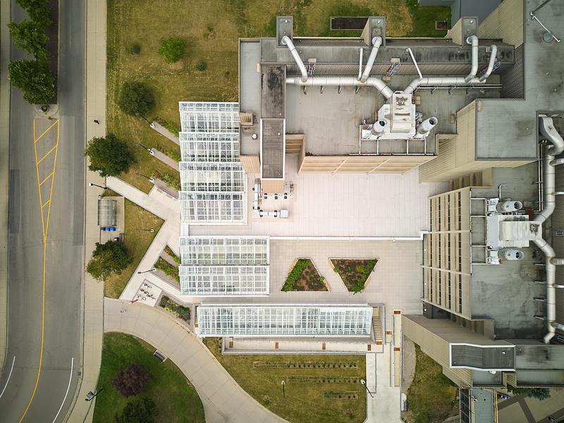 Press kit | 3405-06 - Press release | McMaster University Life Sciences Building and Greenhouse - Moriyama Teshima Architects - Institutional Architecture - Moriyama Teshima Architects – McMaster University Life Sciences Building and Greenhouse - Photo credit: Riley Snelling