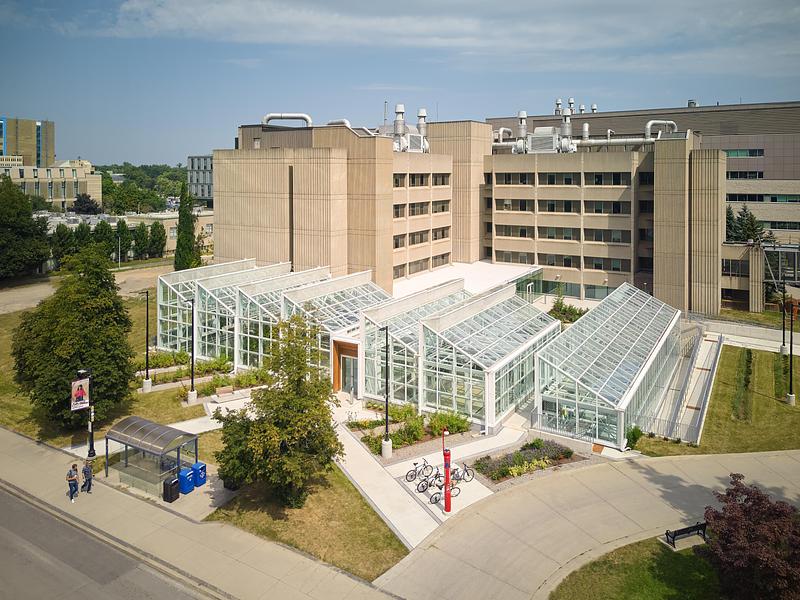 Press kit | 3405-06 - Press release | McMaster University Life Sciences Building and Greenhouse - Moriyama Teshima Architects - Institutional Architecture - Moriyama Teshima Architects – McMaster University Life Sciences Building and Greenhouse - Photo credit: Riley Snelling