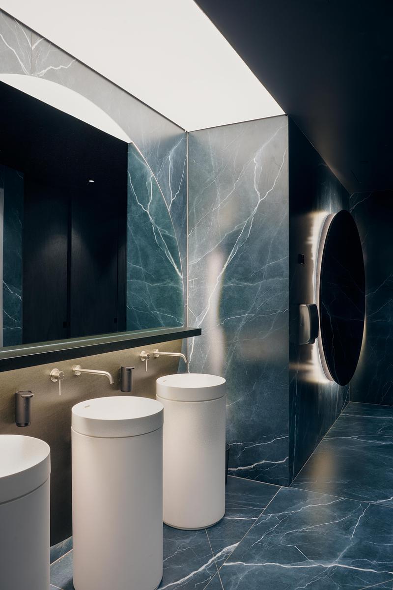 Press kit | 7918-01 - Press release | Harry the Hirer Headquarters - RCA Studio - Commercial Interior Design - <p style="">Bathroom<br style=""></p> - Photo credit: Veeral Patel