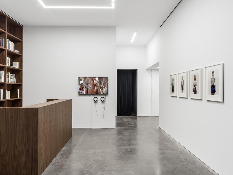 Dossier de presse | 7902-01 - Communiqué de presse | Marian Goodman Gallery - studioMDA - Architecture commerciale - Reception - Crédit photo : Alex Yudzon. Courtesy of the artists and Marian Goodman Gallery<br>