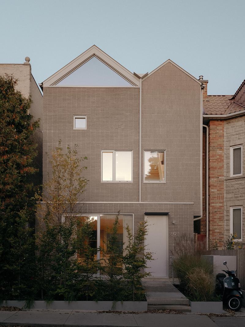 Press kit | 2744-14 - Press release | Bellwoods Residence - StudioAC - Residential Architecture - Front Elevation - Photo credit: Felix Michaud