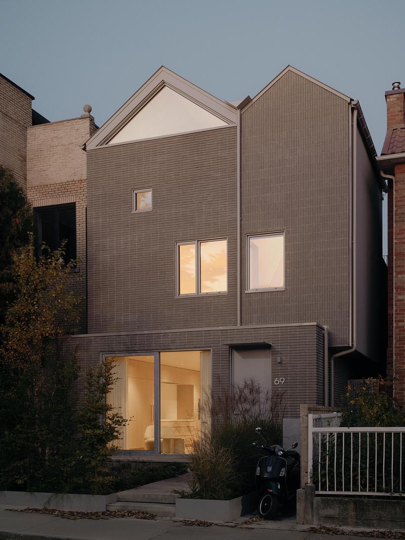 Press kit | 2744-14 - Press release | Bellwoods Residence - StudioAC - Residential Architecture - Front Evening  - Photo credit: Felix Michaud