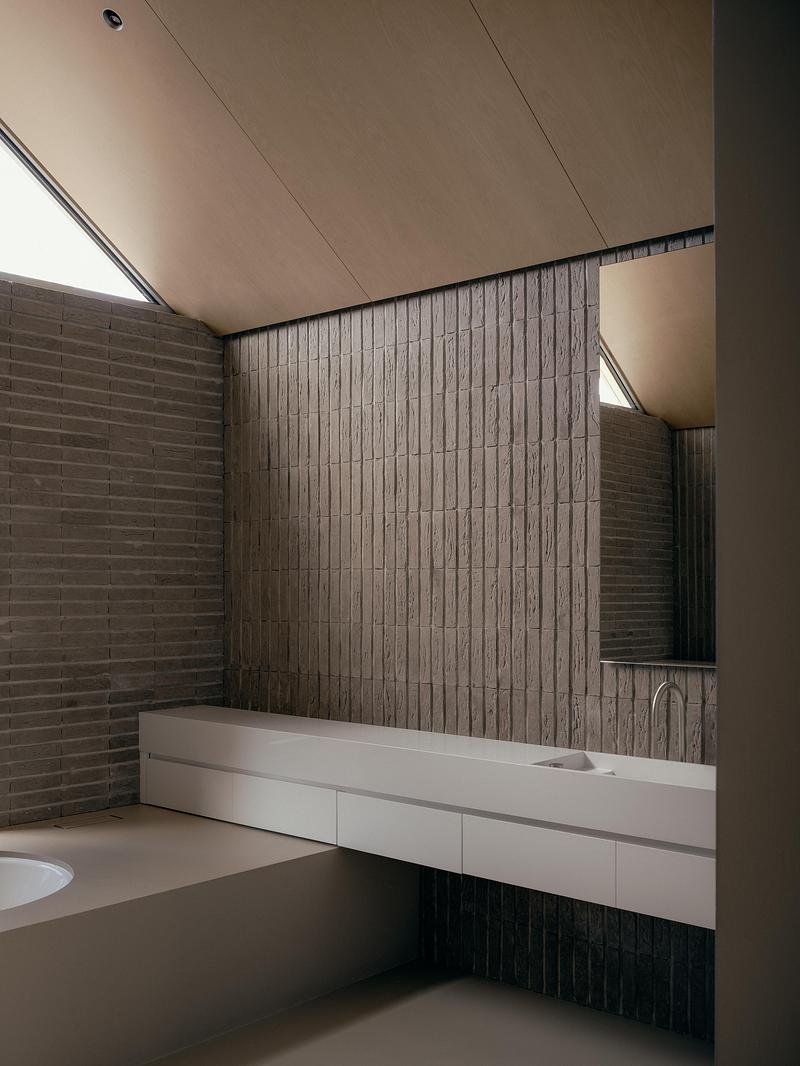 Press kit | 2744-14 - Press release | Bellwoods Residence - StudioAC - Residential Architecture - Bathroom  - Photo credit: Felix Michaud