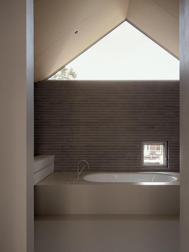 Press kit | 2744-14 - Press release | Bellwoods Residence - StudioAC - Residential Architecture - Bathroom - Photo credit: Felix Michaud