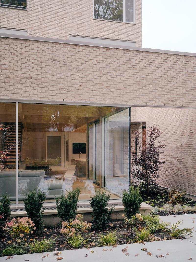Dossier de presse | 2744-15 - Communiqué de presse | Casa Loma Residence - StudioAC - Architecture résidentielle - Rear Garden - Crédit photo : Felix Michaud